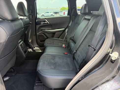 Used 2023 Mitsubishi Outlander SE FWD image 12