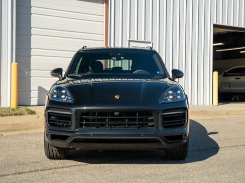 Certified 2023 Porsche Cayenne Platinum Edition image 11