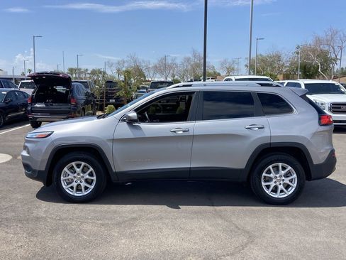 Used 2018 Jeep Cherokee Latitude w/ Safety Group AWD/4WD image 4