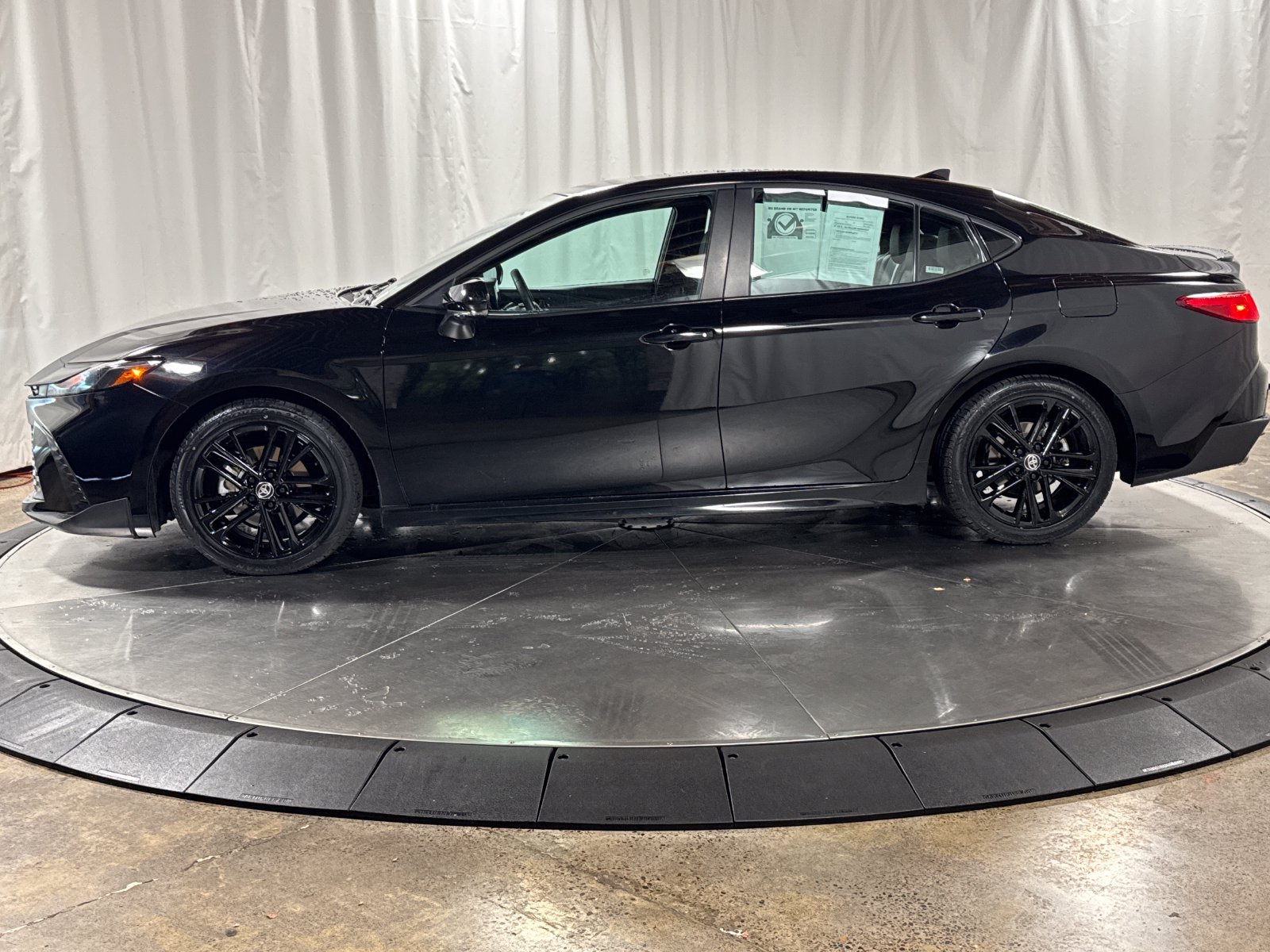 Used 2025 Toyota Camry SE FWD image 8