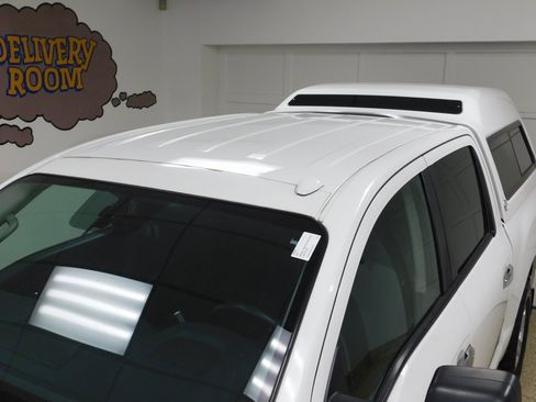 Used 2017 Nissan Titan SV image 23