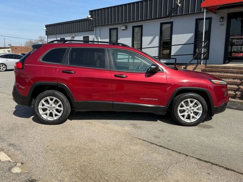 Used 2017 Jeep Cherokee Sport image 6