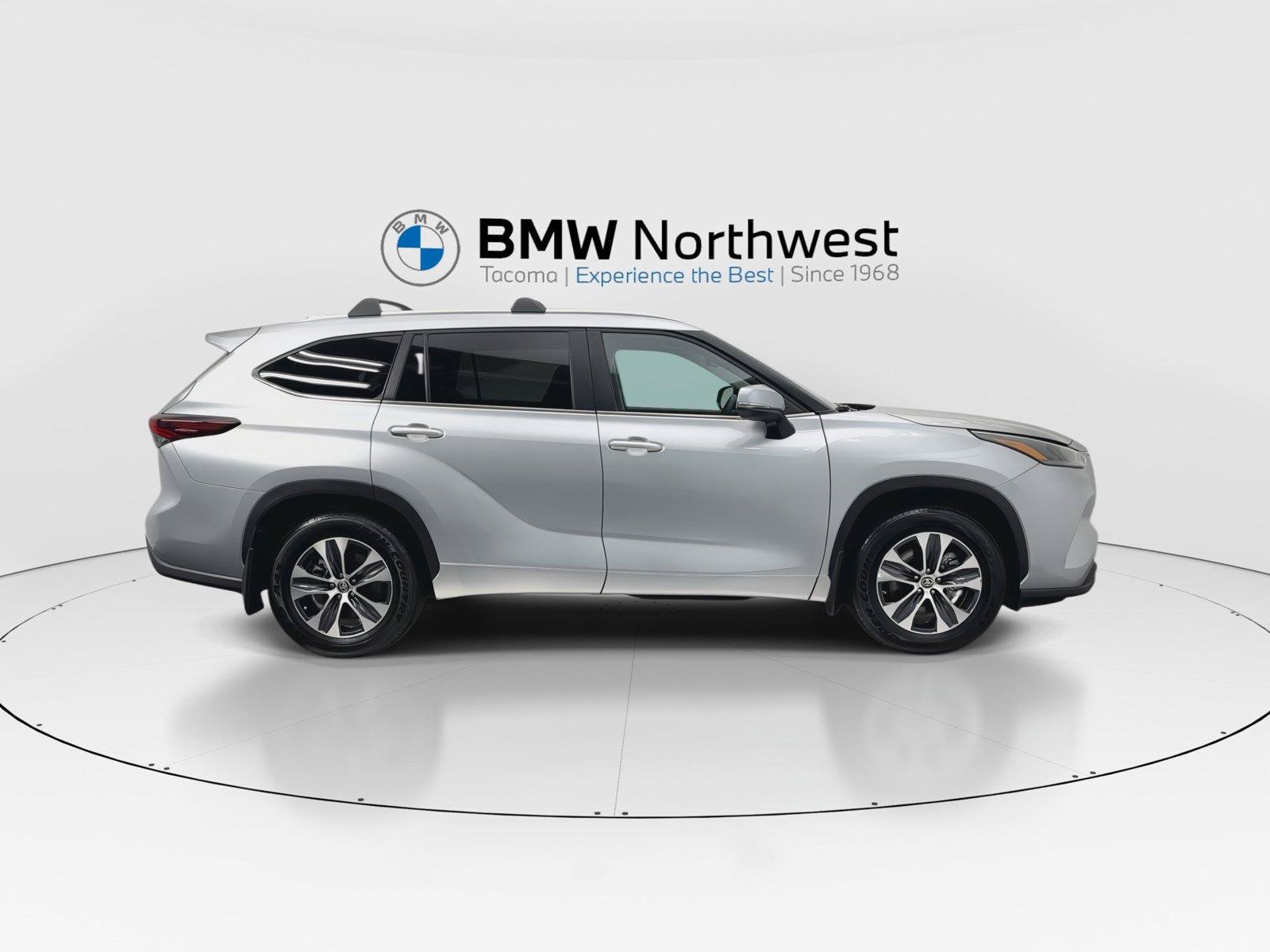 Used 2024 Toyota Highlander XLE AWD/4WD image 5