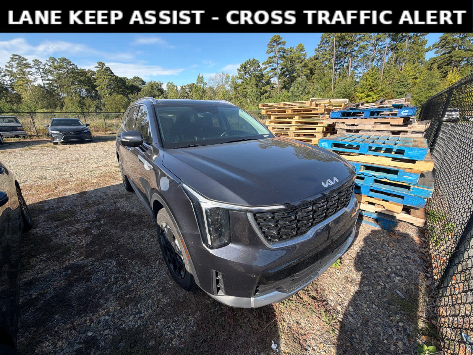 Used 2025 Kia Sorento S w/ Panoramic Sunroof Package FWD image 3
