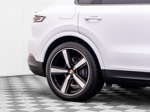 Certified 2025 Porsche Cayenne Coupe AWD/4WD image 35