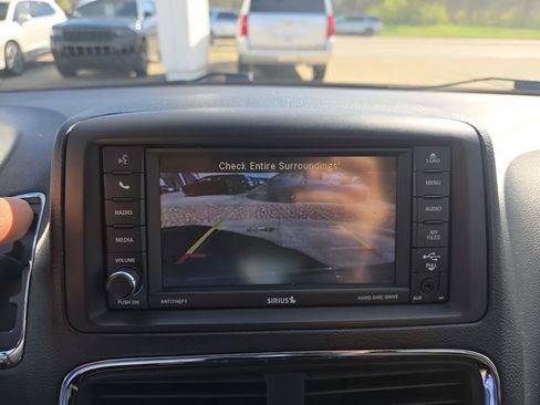 Used 2018 Dodge Grand Caravan SE w/ UConnect Hands-Free Group image 16