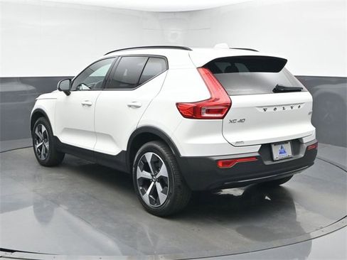 Used 2024 Volvo XC40 B5 Plus image 6