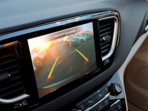 Used 2023 Chrysler Pacifica Touring-L FWD image 10