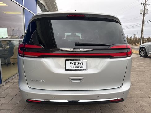 Used 2024 Chrysler Pacifica Touring-L image 5