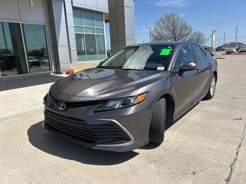 Used 2022 Toyota Camry LE image 7