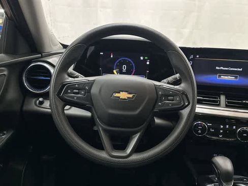 Used 2025 Chevrolet Trax LT FWD image 15