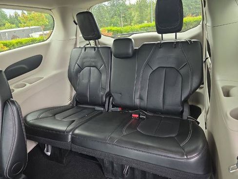 Used 2024 Chrysler Pacifica Touring-L FWD image 30