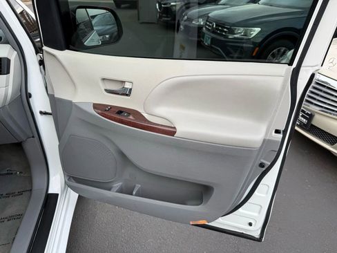 Used 2013 Toyota Sienna XLE image 14