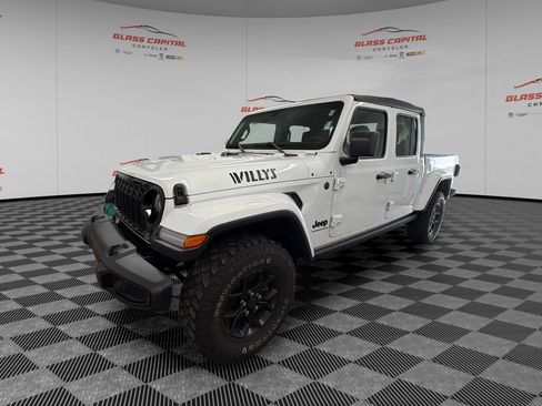 Used 2025 Jeep Gladiator Sport AWD/4WD image 3