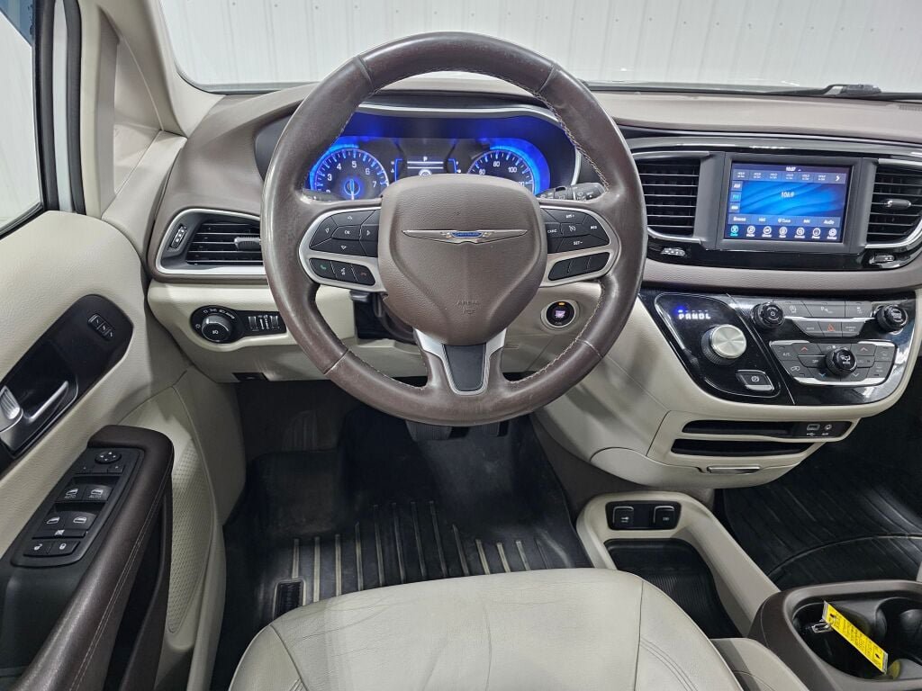 Used 2020 Chrysler Pacifica Touring-L FWD image 15