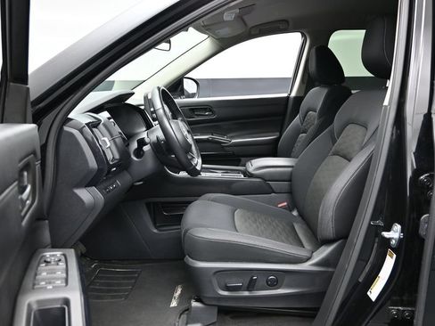 Used 2025 Nissan Pathfinder SV FWD image 18