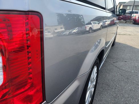 Used 2014 Chrysler Town & Country Touring image 37