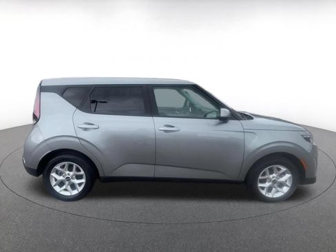 Used 2025 Kia Soul LX w/ LX Technology Package FWD image 16
