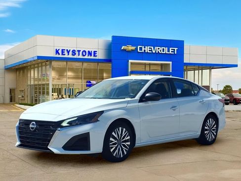 Used 2025 Nissan Altima 2.5 SV FWD image 3