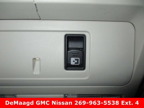 Used 2017 Nissan Titan SV image 28