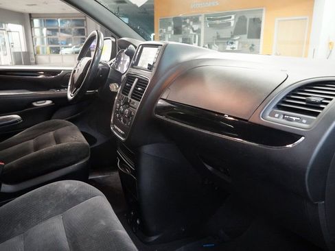 Used 2017 Dodge Grand Caravan SE image 27