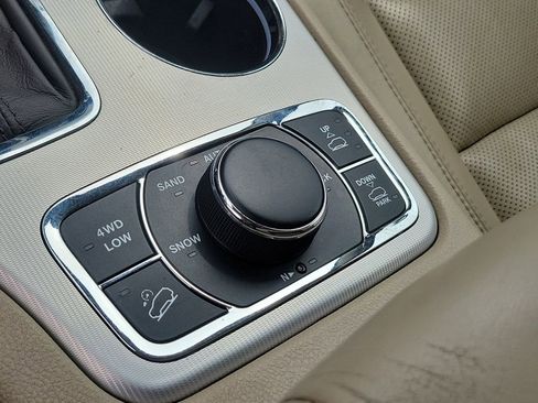 Used 2020 Jeep Grand Cherokee Overland w/ Interior Metal Package image 31