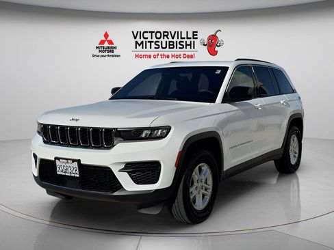 Used 2025 Jeep Grand Cherokee Laredo w/ Trailer Tow Package RWD image 3