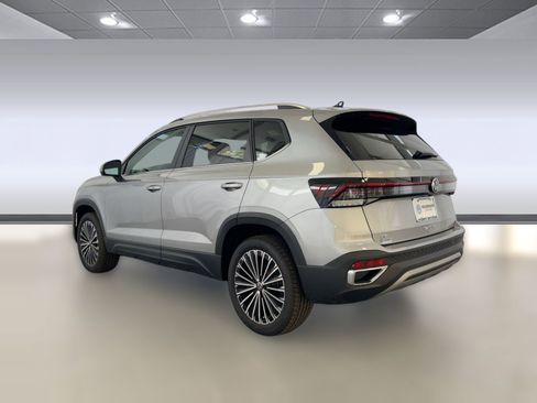 New 2026 Volkswagen Taos SE image 3