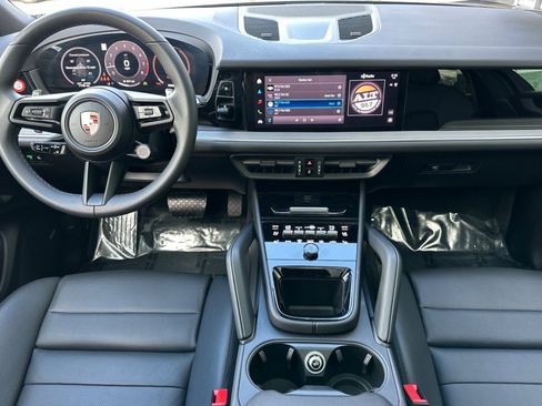 Used 2025 Porsche Cayenne image 6