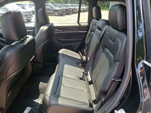New 2025 Jeep Grand Cherokee Limited image 6