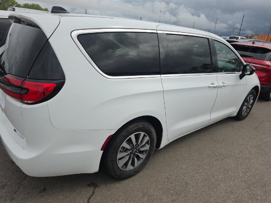 Used 2024 Chrysler Pacifica Limited FWD image 5