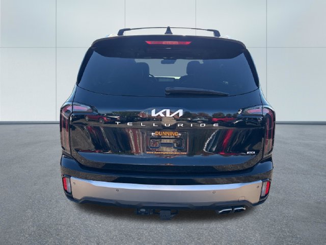 Used 2024 Kia Telluride EX w/ EX Captain's Chair Package AWD/4WD image 3