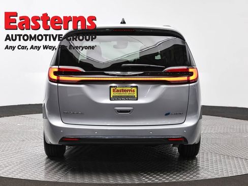 Used 2023 Chrysler Pacifica Touring-L FWD image 6