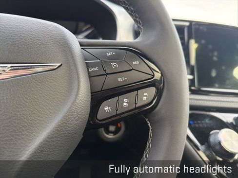 Used 2025 Chrysler Pacifica Limited image 40