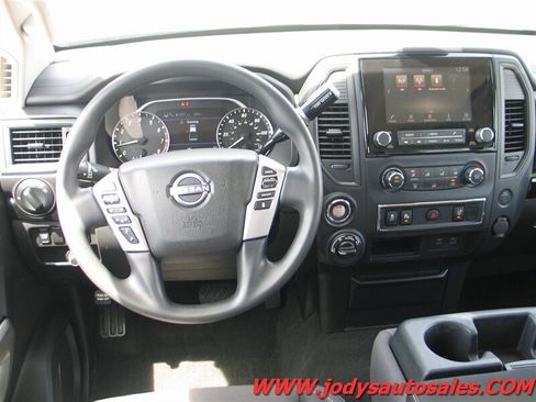 Used 2024 Nissan Titan SV AWD/4WD image 24