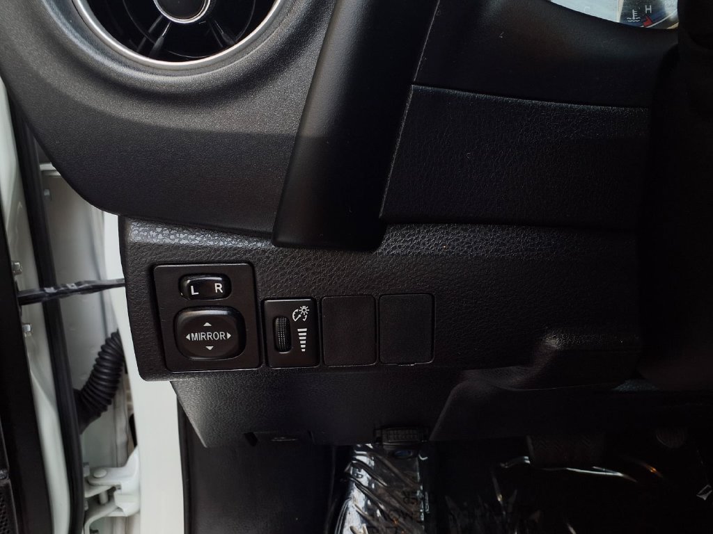 Used 2017 Toyota Corolla LE w/ Carpet Mat Package (TMS) FWD image 16