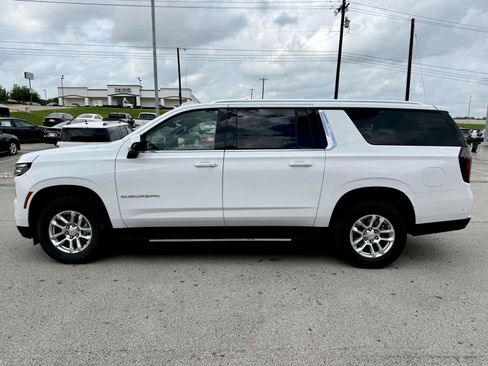 Used 2025 Chevrolet Suburban LT image 3
