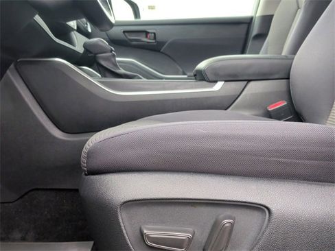 Certified 2023 Toyota Highlander LE image 12