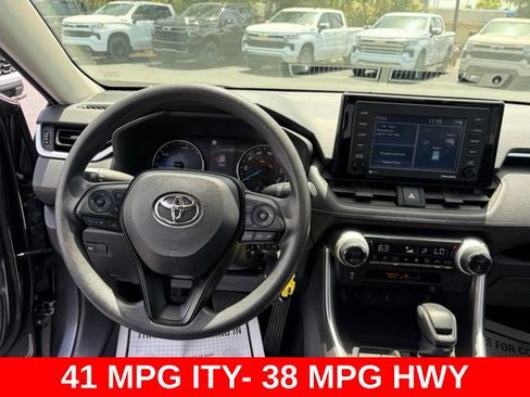 Used 2022 Toyota RAV4 LE AWD/4WD image 17