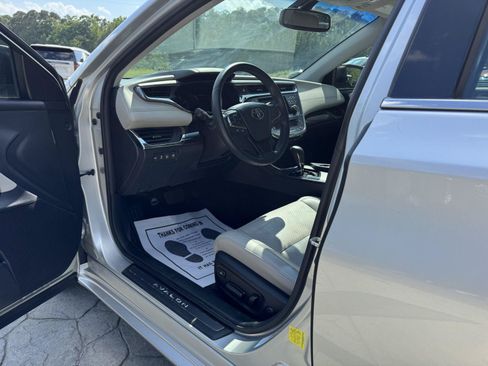 Used 2014 Toyota Avalon Limited w/ Technology Package FWD image 2