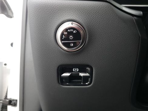 Used 2025 Mercedes-Benz GLC 350e 4MATIC image 10