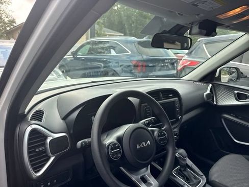 Used 2025 Kia Soul LX w/ LX Technology Package FWD image 4