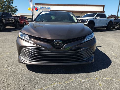 Used 2020 Toyota Camry XLE FWD image 10