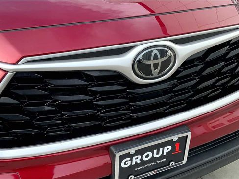 Used 2020 Toyota Highlander XLE AWD/4WD image 32