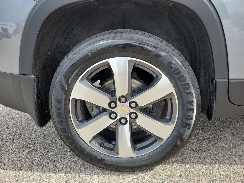 Used 2021 Chevrolet Traverse LT w/ LT Premium Package AWD/4WD image 5