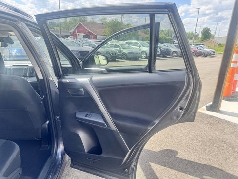 Used 2018 Toyota RAV4 LE FWD image 14