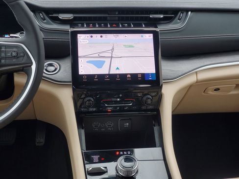 Used 2024 Jeep Grand Cherokee Limited image 32