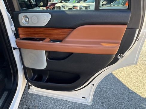Used 2019 Lincoln Navigator Reserve image 23