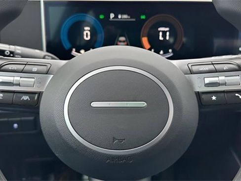 Used 2025 Hyundai Tucson SE image 16