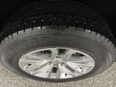 Used 2024 GMC Yukon SLT w/ SLT Luxury Package image 34